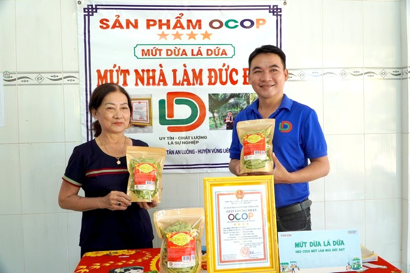 Sản phẩm mứt dừa lá dứa vừa đạt OCOP 4 sao của anh Trần Vĩnh Phú -thuộc xã Tân An Luông, huyện Vũng Liêm, (Vĩnh Long)