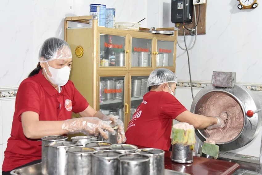 Công nhân thực hiện đóng khuôn với trọng lượng 1 kg/khuôn.