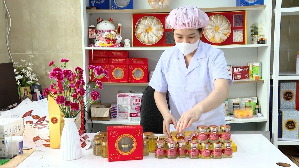 Chị Lê Thị Minh, Khu phố 4, Thị trấn Quán Lào, huyện Yên Định cho biết thêm:  “Mong muốn đưa sản phẩm nhiều người biết hơn”. Chị Lê Thị Minh, Khu phố 4, Thị trấn Quán Lào, huyện Yên Định cho biết thêm:  “Mong muốn đưa sản phẩm nhiều người biết hơn”.