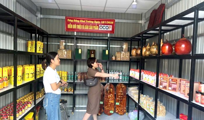 Một số sản phẩm đồ gỗ mỹ nghệ của cơ sở Đồ gỗ Anh Khôi được trưng bày tại điểm giới thiệu và bán sản phẩm OCOP của thị xã Một số sản phẩm đồ gỗ mỹ nghệ của cơ sở Đồ gỗ Anh Khôi được trưng bày tại điểm giới thiệu và bán sản phẩm OCOP của thị xã