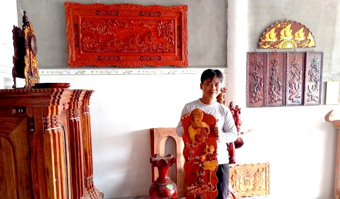 Sản phẩm “Tranh chữ gỗ thư pháp” được anh Trí chế tác rất công phu Sản phẩm “Tranh chữ gỗ thư pháp” được anh Trí chế tác rất công phu