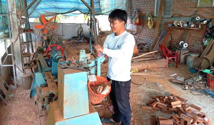 Anh Trí đang tiện các bông dâu tủ thờ Anh Trí đang tiện các bông dâu tủ thờ