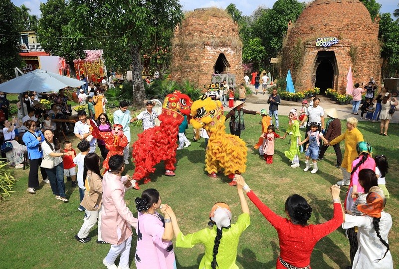 Các sản phẩm đặc trưng của Thành phố được trưng bày tại Phố đi bộ Sông Cầu 