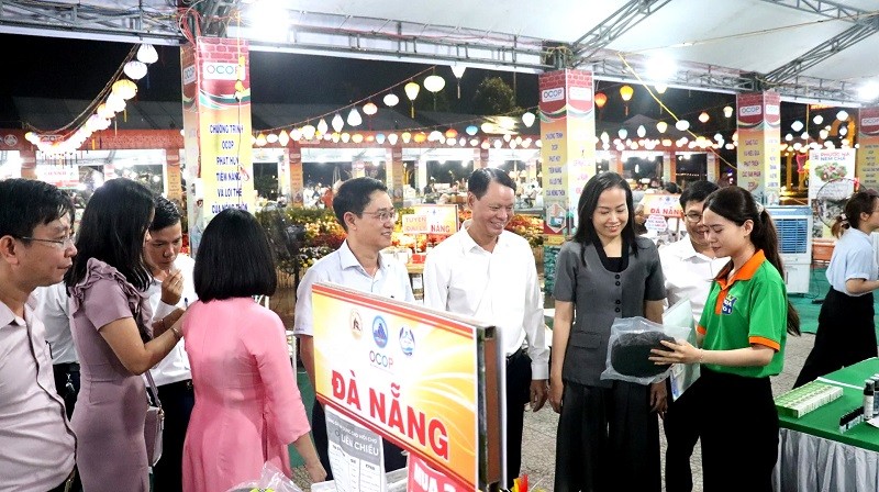 Chương trình “Trưng bày, giới thiệu sản phẩm OCOP, sản phẩm nông nghiệp tỉnh Quảng Nam và TP Đà Nẵng diễn ra từ ngày 25-27/4/2025 tại Trung tâm hành chính quận Liên Chiểu. Chương trình “Trưng bày, giới thiệu sản phẩm OCOP, sản phẩm nông nghiệp tỉnh Quảng Nam và TP Đà Nẵng diễn ra từ ngày 25-27/4/2025 tại Trung tâm hành chính quận Liên Chiểu.