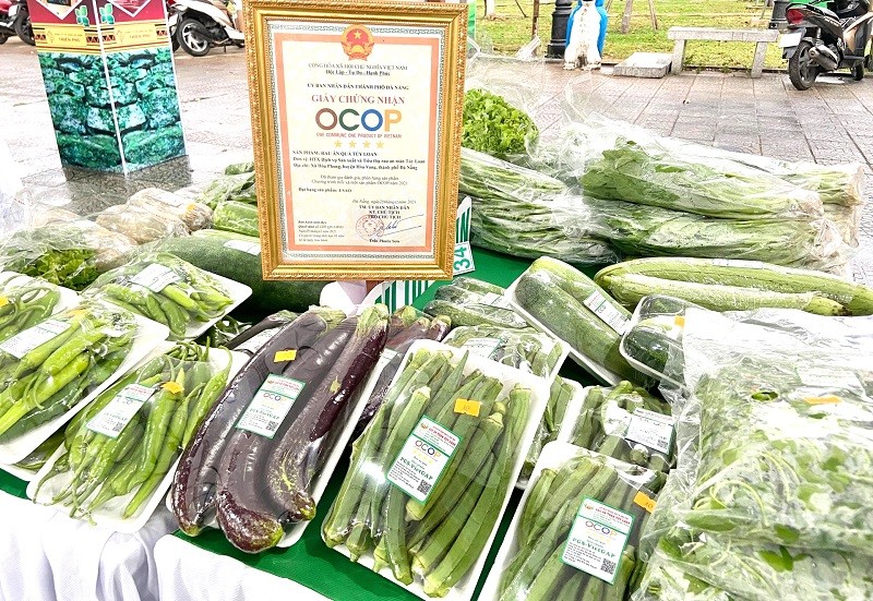 Gian hàng rau, củ, quả của Hợp tác xã dịch vụ sản xuất và tiêu thụ rau an toàn Túy Loan (huyện Hòa Vang) được nhiều khách hàng lựa chọn mua . Gian hàng rau, củ, quả của Hợp tác xã dịch vụ sản xuất và tiêu thụ rau an toàn Túy Loan (huyện Hòa Vang) được nhiều khách hàng lựa chọn mua .