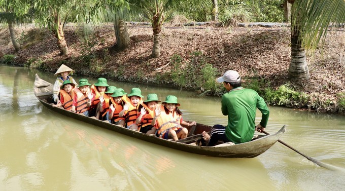 Các du khách “nhí” trải nghiệm chèo xuồng ba lá, hoạt động được yêu thích tại điểm du lịch OCOP 3 sao Nông trại Phan Nam. Các du khách “nhí” trải nghiệm chèo xuồng ba lá, hoạt động được yêu thích tại điểm du lịch OCOP 3 sao Nông trại Phan Nam.