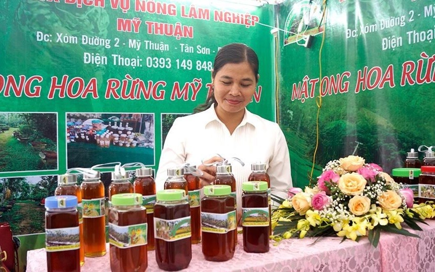 HTX Dịch vụ Nông lâm nghiệp Mỹ Thuận (huyện Tân Sơn) chú trọng các khâu sản xuất an toàn và sử dụng chai, lọ thủy tinh để đóng gói mật ong. HTX Dịch vụ Nông lâm nghiệp Mỹ Thuận (huyện Tân Sơn) chú trọng các khâu sản xuất an toàn và sử dụng chai, lọ thủy tinh để đóng gói mật ong.