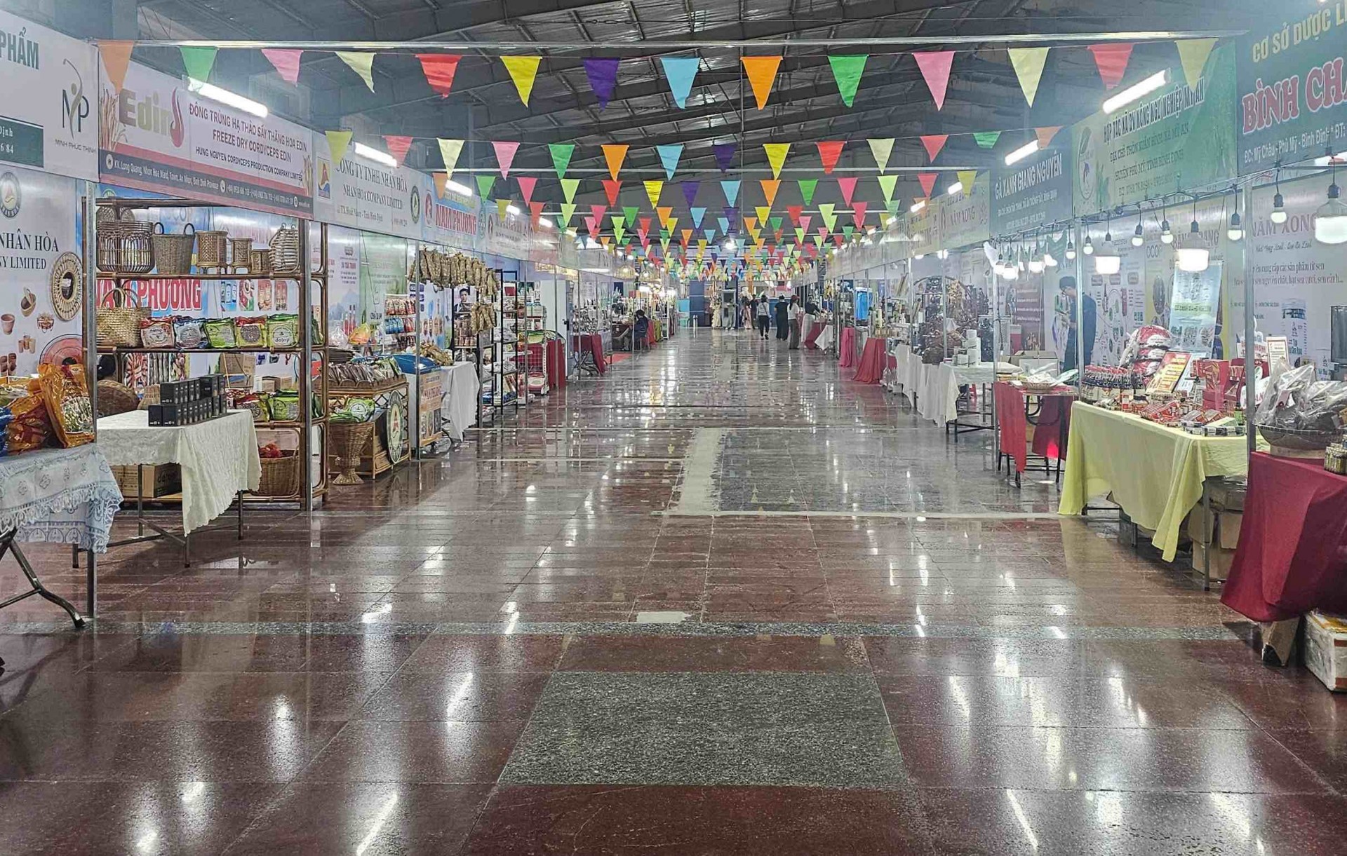 Trưng bày, giới thiệu, kết nối tiêu thụ sản phẩm OCOP tại Trung tâm thương mại Quy Nhơn