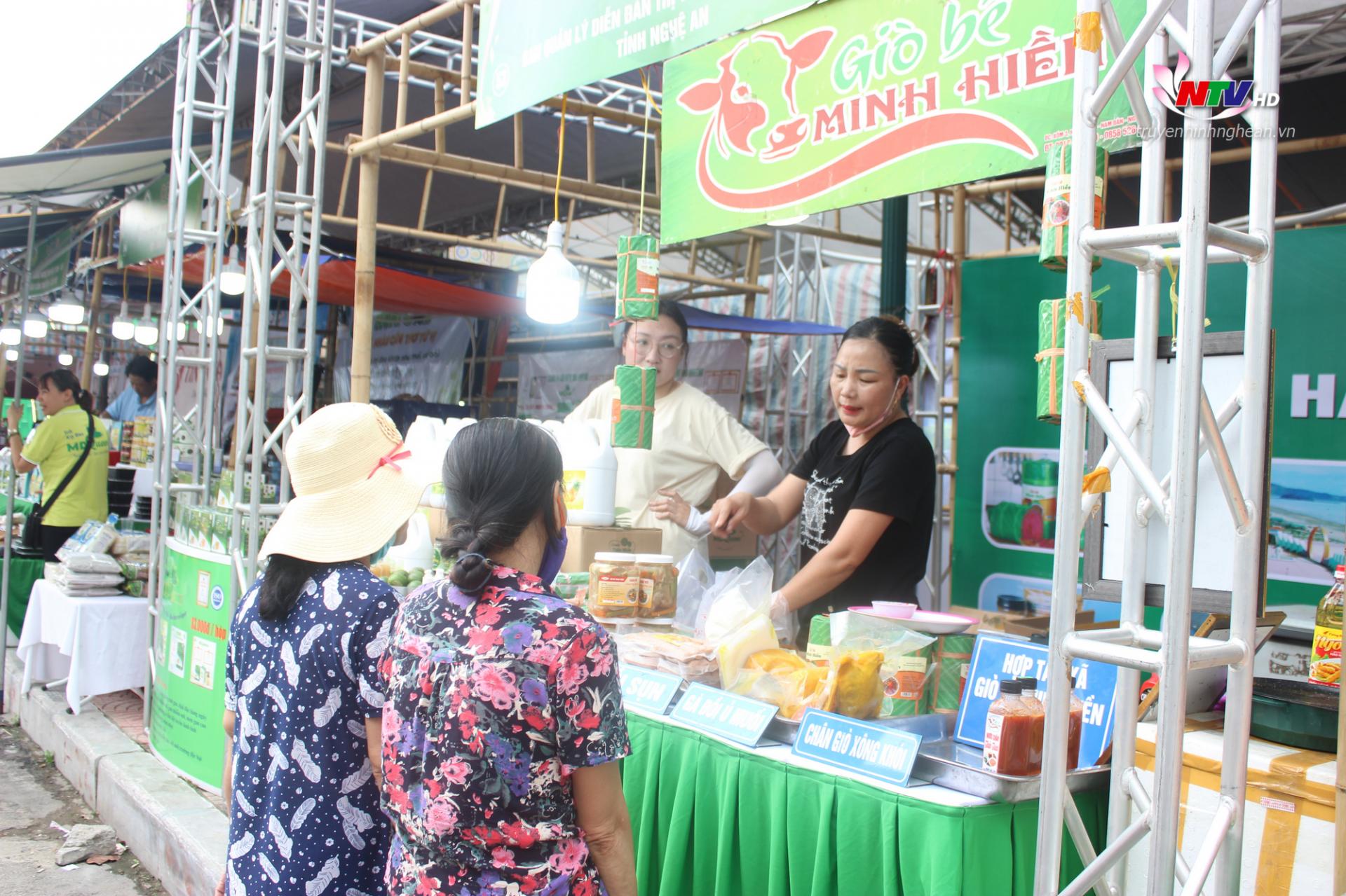 Các gian hàng được khách hàng tham quan.