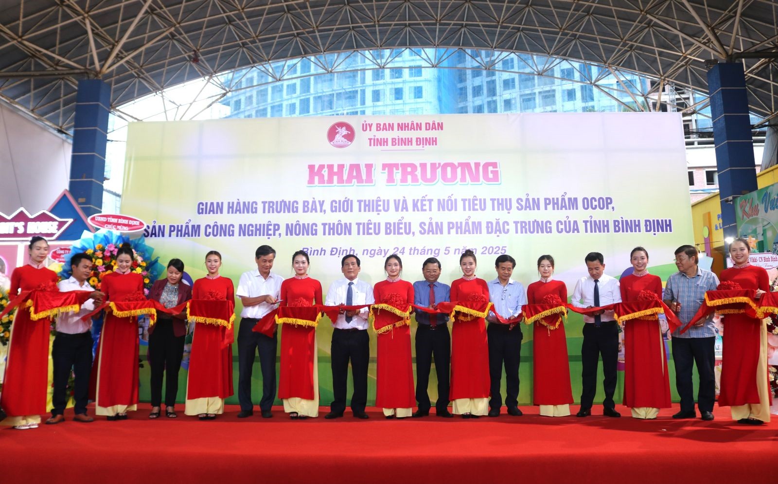 Đại biểu cắt băng khai trương Khu trưng bày, triển lãm, kết nối tiêu thụ sản phẩm OCOP, sản phẩm nông nghiệp nông thôn tiêu biểu, sản phẩm đặc trưng của tỉnh Bình Định năm 2025. Đại biểu cắt băng khai trương Khu trưng bày, triển lãm, kết nối tiêu thụ sản phẩm OCOP, sản phẩm nông nghiệp nông thôn tiêu biểu, sản phẩm đặc trưng của tỉnh Bình Định năm 2025.