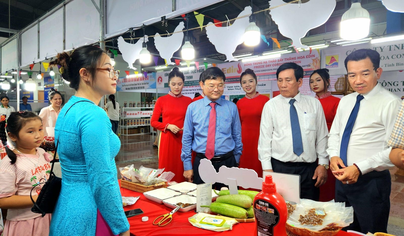 Đại biểu tham quan Khai trương Khu trưng bày, giới thiệu, kết nối tiêu thụ sản phẩm OCOP, sản phẩm đặc trưng, sản phẩm công, nông nghiệp tiêu biểu Đại biểu tham quan Khai trương Khu trưng bày, giới thiệu, kết nối tiêu thụ sản phẩm OCOP, sản phẩm đặc trưng, sản phẩm công, nông nghiệp tiêu biểu