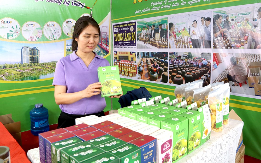 OCOP standard product lines of Maika Food Company Limited are displayed and introduced at trade promotion programs.