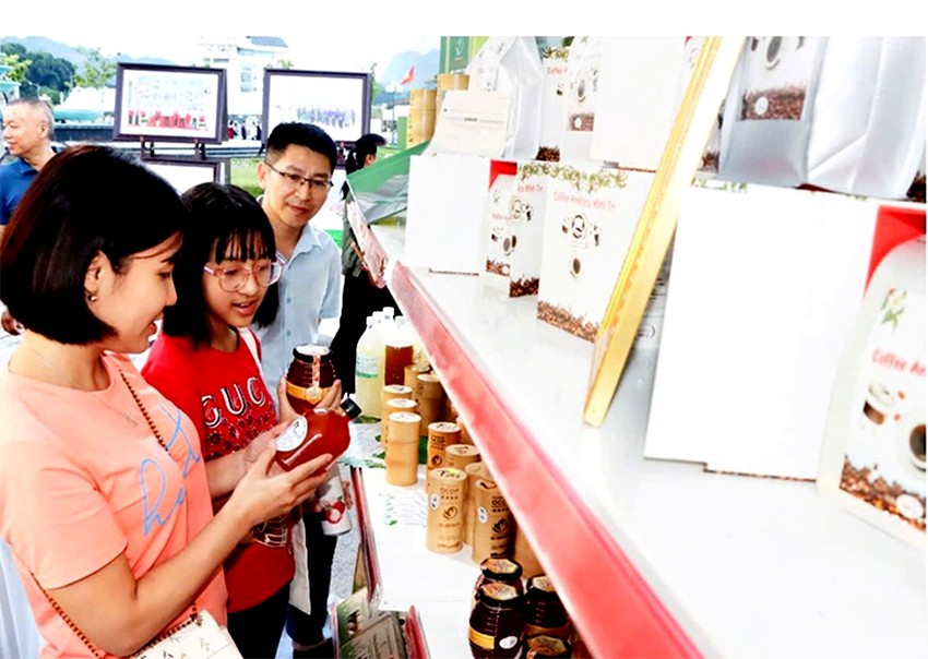 Khách hàng tham quan sản phẩm OCOP của huyện Thuận Châu tại Lễ hội Cà phê tỉnh Sơn La lần thứ nhất Khách hàng tham quan sản phẩm OCOP của huyện Thuận Châu tại Lễ hội Cà phê tỉnh Sơn La lần thứ nhất