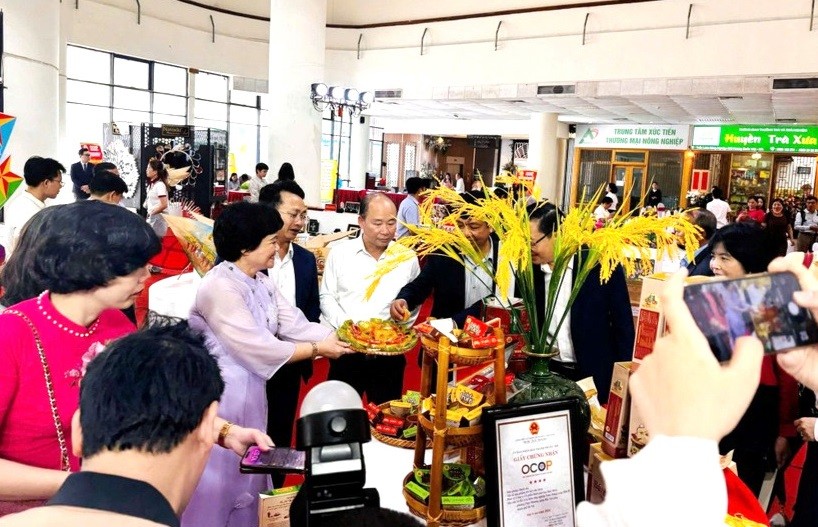 Đông đảo các đại biểu và người dân tham quan, thưởng thức các loại sản phẩm OCOP 4 sao, tiềm năng 5 sao tại Hội nghị. Đông đảo các đại biểu và người dân tham quan, thưởng thức các loại sản phẩm OCOP 4 sao, tiềm năng 5 sao tại Hội nghị.