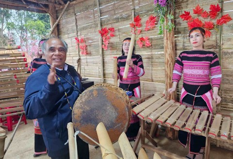 binh dinh nghe nhan nhan dan dinh chuong di san song giua dai ngan vinh son