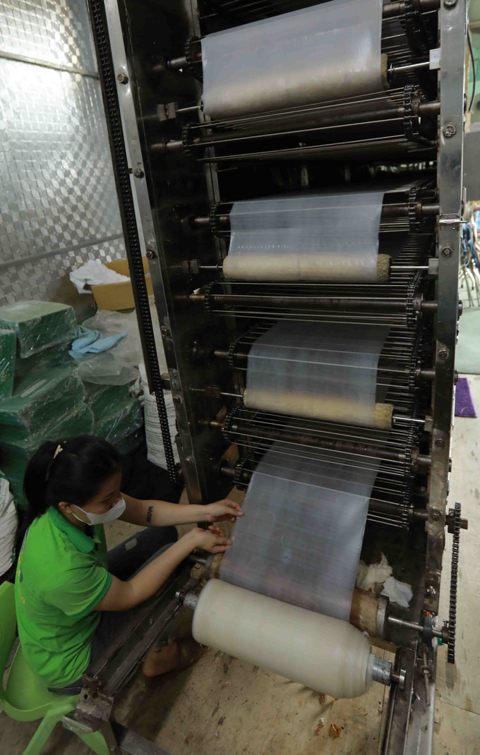 Dây chuyền sản xuất mì gạo ở HTX Tâm Trà Thái, xã Tân Cương, thành phố Thái Nguyên đạt tiêu chuẩn an toàn vệ sinh thực phẩm. Ảnh: Vũ Sinh/TTXVN