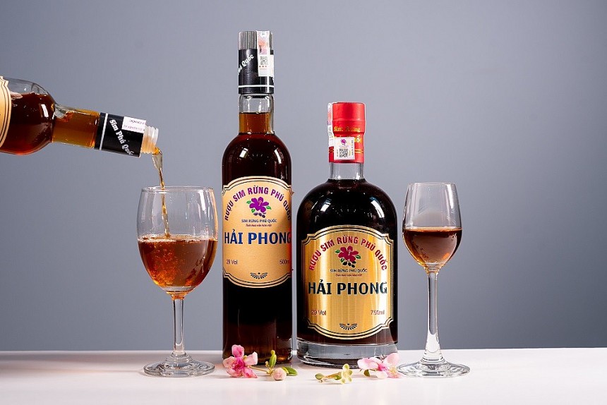 Mặc dù đã xuất hiện từ lâu, nhưng sự ra đời của rượu sim rừng Hải Phong tại Phú Quốc đã tạo thêm một mặt hàng đặc trưng, làm phong phú thêm sản vật trù phú của thành phố đảo Mặc dù đã xuất hiện từ lâu, nhưng sự ra đời của rượu sim rừng Hải Phong tại Phú Quốc đã tạo thêm một mặt hàng đặc trưng, làm phong phú thêm sản vật trù phú của thành phố đảo