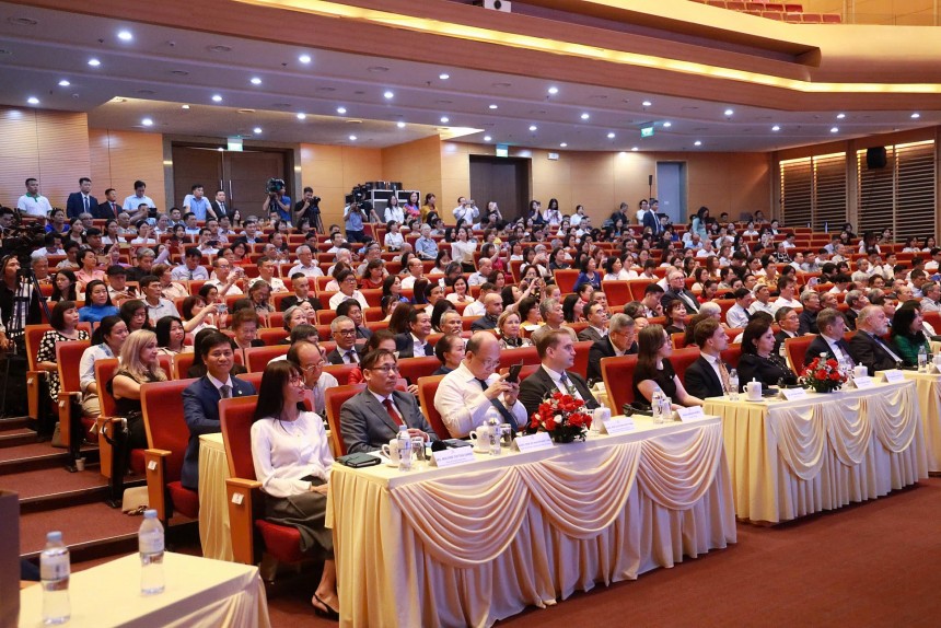 Hội thảo “75 năm thiết lập quan hệ ngoại giao Việt Nam - các nước Trung Đông Âu: Thắt chặt tình hữu nghị, Tăng cường hợp tác, Hướng tới tương lai” thu hút hơn 500 đại biểu tham dự Hội thảo “75 năm thiết lập quan hệ ngoại giao Việt Nam - các nước Trung Đông Âu: Thắt chặt tình hữu nghị, Tăng cường hợp tác, Hướng tới tương lai” thu hút hơn 500 đại biểu tham dự