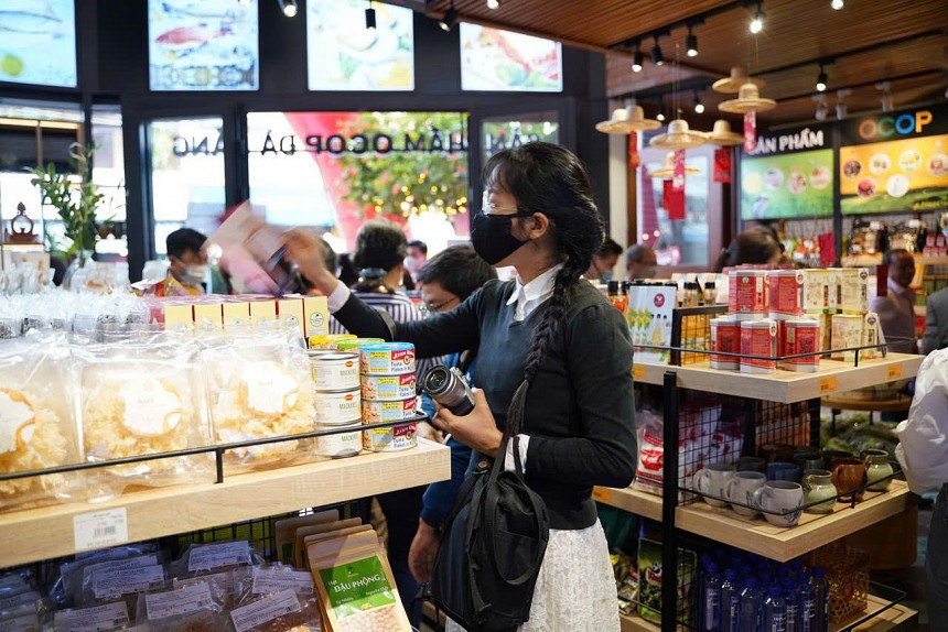 Người tiêu dùng trải nghiệm sản phẩm tại siêu thị OCOP Thành phố Đà Nẵng 