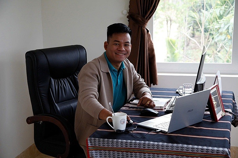 Anh Y Pôt Niê là người con Êđê đam mê hương vị cà phê truyền thống, cũng như luôn trăn trở tâm niệm muốn giúp bà con thoát cảnh “được mùa, mất giá”