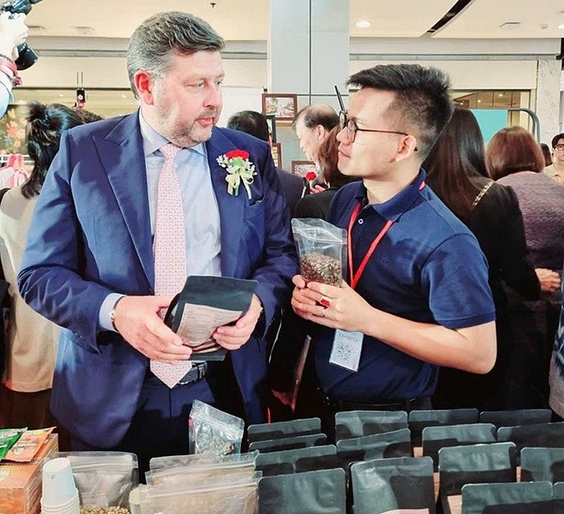 Anh Y Pôt Niê giới thiệu sản phẩm doanh nghiệp đến người tiêu dùng trong nước và quốc tế 