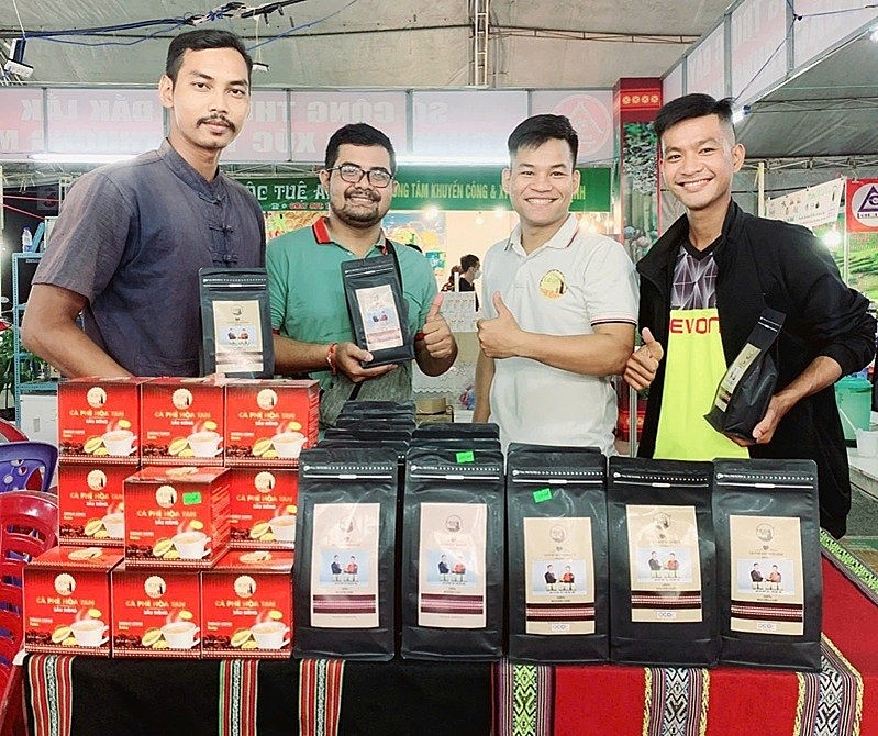 Anh Y Pôt Niê giới thiệu sản phẩm doanh nghiệp đến người tiêu dùng trong nước và quốc tế 