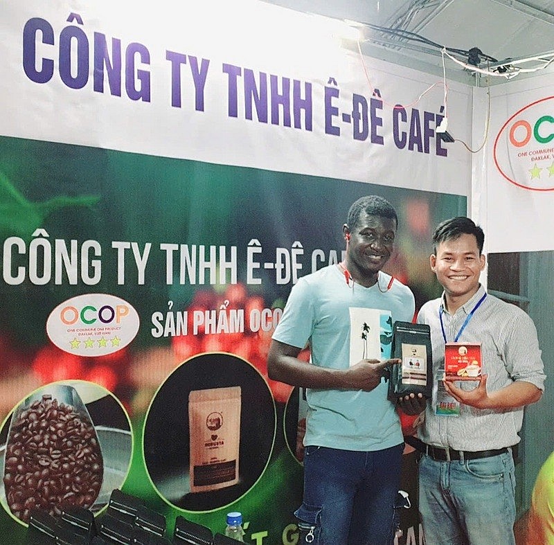 Anh Y Pôt Niê giới thiệu sản phẩm doanh nghiệp đến người tiêu dùng trong nước và quốc tế 