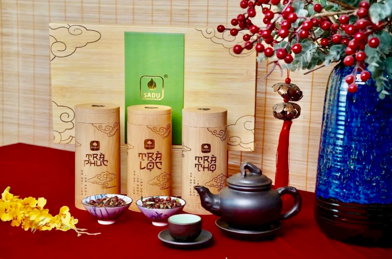 Trà Phúc - Lộc - Thọ SADU: Tinh hoa dược liệu Việt hội tụ cùng chuẩn mực quốc gia trên hành trình OCOP 5 sao Trà dược liệu Phúc - Lộc - Thọ không chỉ là sản phẩm chăm sóc sức khỏe mà còn là món quà văn hóa mang đậm triết lý sống Á Đông.