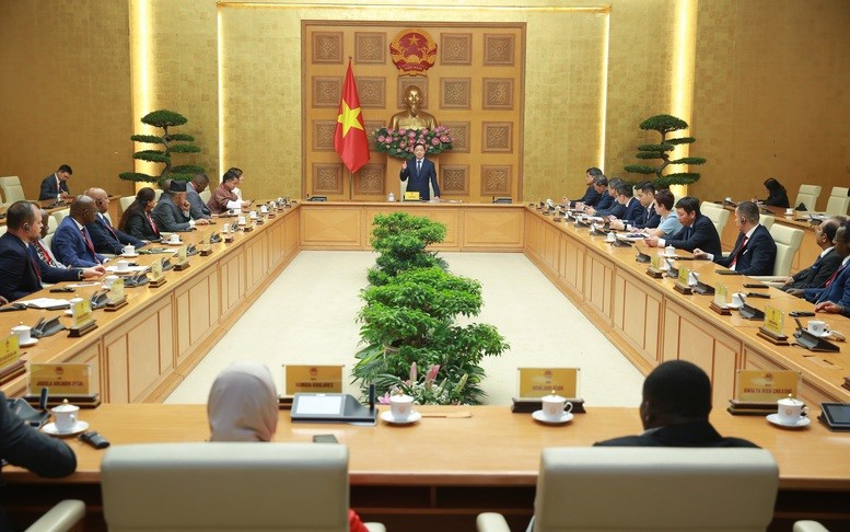 Phó Thủ tướng Trần Hồng Hà hoan nghênh các bộ trưởng, quan chức cấp cao về nông nghiệp một số nước châu Phí, châu Á tham dự Diễn đàn trao đổi kinh nghiệm cấp cao giữa các khu vực về mô hình Mỗi xã một sản phẩm (OCOP) - Ảnh: VGP/Minh Khôi Phó Thủ tướng Trần Hồng Hà hoan nghênh các bộ trưởng, quan chức cấp cao về nông nghiệp một số nước châu Phí, châu Á tham dự Diễn đàn trao đổi kinh nghiệm cấp cao giữa các khu vực về mô hình Mỗi xã một sản phẩm (OCOP) - Ảnh: VGP/Minh Khôi