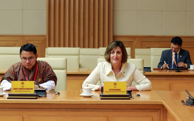 Bà Beth Bechdol, Phó Tổng Giám đốc FAO đánh giá cao thành công nổi bật của Việt Nam trong phát triển nông nghiệp – đặc biệt là chương trình OCOP - Ảnh: VGP/Minh Khôi Bà Beth Bechdol, Phó Tổng Giám đốc FAO đánh giá cao thành công nổi bật của Việt Nam trong phát triển nông nghiệp – đặc biệt là chương trình OCOP - Ảnh: VGP/Minh Khôi