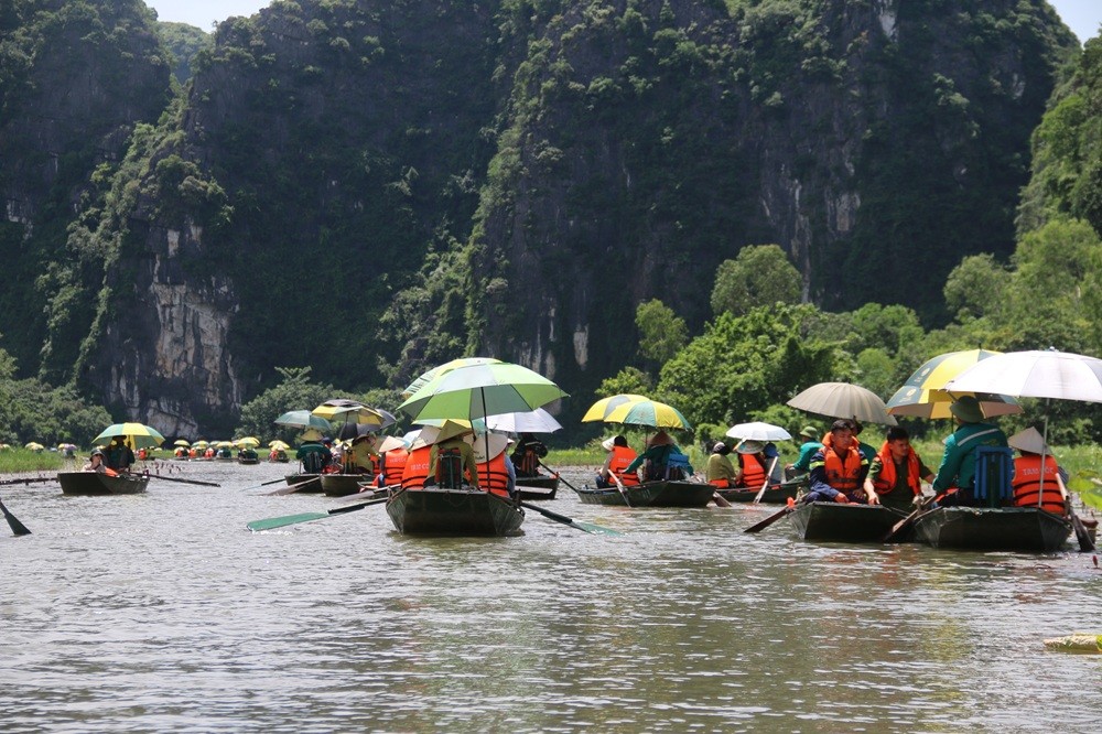 Đoàn công tác tham quan cánh đồng Tam cốc, Ninh Bình. Đoàn công tác tham quan cánh đồng Tam cốc, Ninh Bình.
