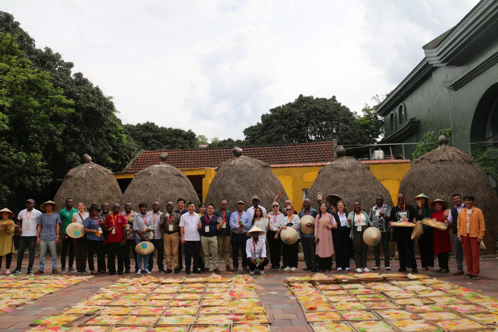 Các đại biểu tham quan, làm việc tại HTX Sinh Dược. Các đại biểu tham quan, làm việc tại HTX Sinh Dược.