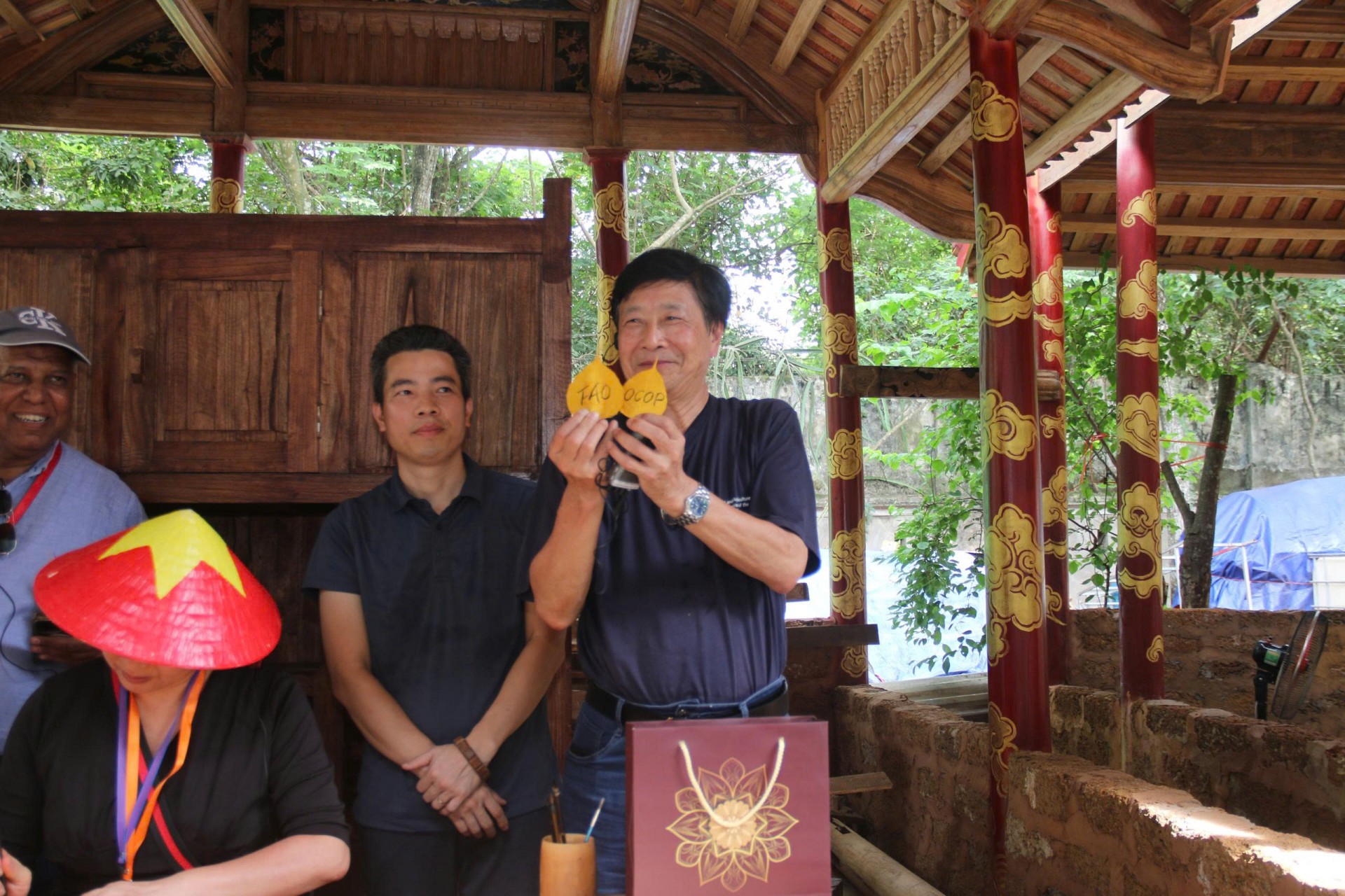 Trong khuôn khổ chuyến thăm, đoàn công tác đã đến thăm Hợp tác xã Sinh Dược – một trong những mô hình OCOP tiêu biểu tại Ninh Bình. Không chỉ ấn tượng với cách tổ chức sản xuất bài bản, kết hợp giữa tri thức bản địa và công nghệ hiện đại trong việc chế biến dược liệu tự nhiên, các đại biểu quốc tế còn đặc biệt xúc động trước sản phẩm lá bồ đề khắc thư pháp – một sáng tạo độc đáo kết tinh giữa tâm linh, nghệ thuật và thủ công truyền thống. Trong khuôn khổ chuyến thăm, đoàn công tác đã đến thăm Hợp tác xã Sinh Dược – một trong những mô hình OCOP tiêu biểu tại Ninh Bình. Không chỉ ấn tượng với cách tổ chức sản xuất bài bản, kết hợp giữa tri thức bản địa và công nghệ hiện đại trong việc chế biến dược liệu tự nhiên, các đại biểu quốc tế còn đặc biệt xúc động trước sản phẩm lá bồ đề khắc thư pháp – một sáng tạo độc đáo kết tinh giữa tâm linh, nghệ thuật và thủ công truyền thống.