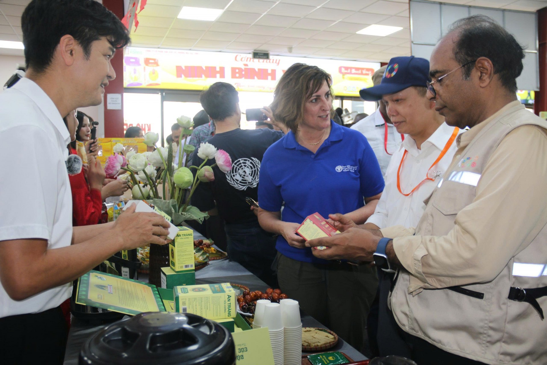 Phó Tổng Giám đốc FAO Beth Bechdol (áo xanh) đánh giá cao nỗ lực của Việt Nam trong việc xây dựng mô hình OCOP trở thành một chương trình phát triển nông thôn hiệu quả, có khả năng lan tỏa quốc tế. Phó Tổng Giám đốc FAO Beth Bechdol (áo xanh) đánh giá cao nỗ lực của Việt Nam trong việc xây dựng mô hình OCOP trở thành một chương trình phát triển nông thôn hiệu quả, có khả năng lan tỏa quốc tế.