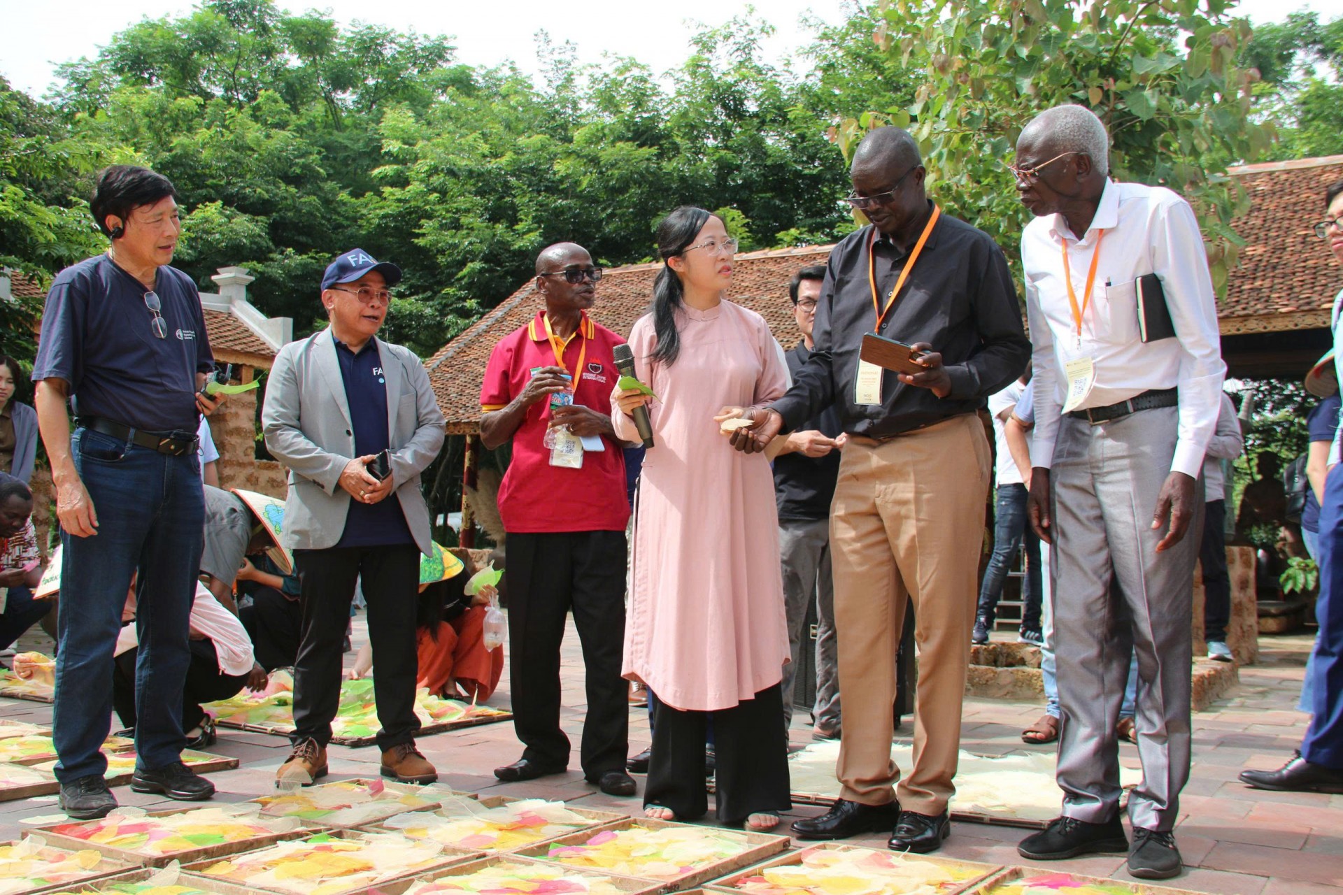 Các đại biểu tham quan, làm việc tại HTX Sinh Dược. Các đại biểu tham quan, làm việc tại HTX Sinh Dược.