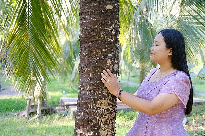 hông qua nghiên cứu, phát triển thêm sản phẩm mới, Sokfarm mong muốn khôi phục, phát triển mạnh mẽ nghề thu mật hoa dừa truyền thống – nghề thủ công lâu đời đã mai một của người Khmer