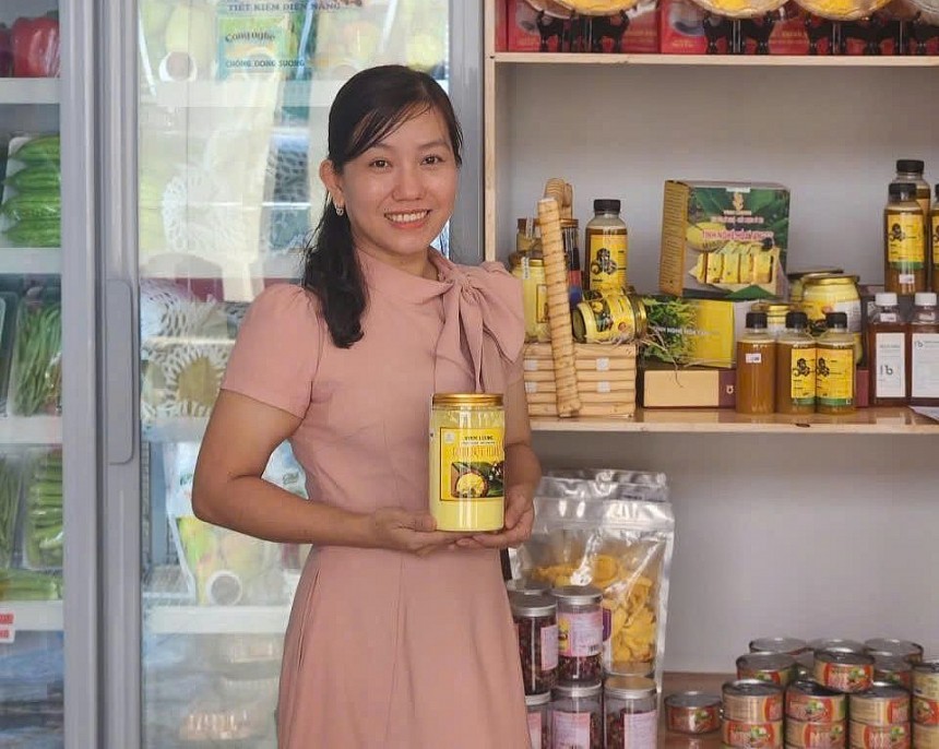 Chị Trâm cho biết, bằng việc sử dụng chủng lợi khuẩn được chọn lọc kỹ lưỡng, kết quả kiểm nghiệm cho thấy mật độ lợi khuẩn, khả năng hấp thu curcumin từ sản phẩm cao hơn nhiều so với phương pháp thông thường Chị Trâm cho biết, bằng việc sử dụng chủng lợi khuẩn được chọn lọc kỹ lưỡng, kết quả kiểm nghiệm cho thấy mật độ lợi khuẩn, khả năng hấp thu curcumin từ sản phẩm cao hơn nhiều so với phương pháp thông thường