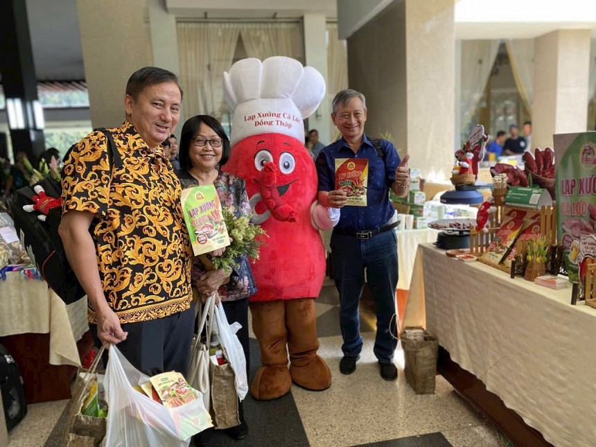 Công ty Ba Khía Foods mong muốn mang chất hồn quê sông nước miền tây gửi trọn yêu thương đến những người con xa xứ, bè bạn phương xa để cảm nhận hương vị quê mình