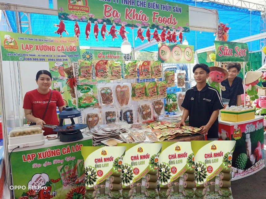 Ngoài các kênh tiêu thụ truyền thống, người tiêu dùng có thể tìm kiếm sản phẩm doanh nghiệp trên một số sàn thương mại điện tử như Lazada, Shopee, TikTok Shop,…