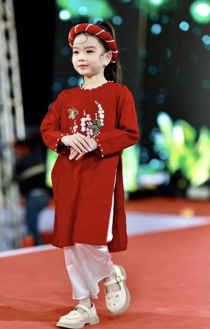 nguoi trach xa dua ao dai viet vuon xa