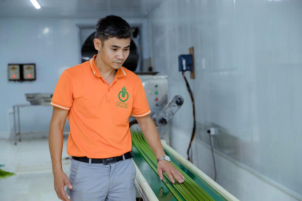 Anh nông dân ‘hô biến’ rau củ thành ống hút thân thiện với môi trường Ống hút Ecos được chế biến hoàn toàn từ bột rau củ tự nhiên và được kiểm soát, đảm bảo không chứa dư lượng kim loại nặng, thuốc bảo vệ thực vật, thuốc kích thích tăng trưởng...