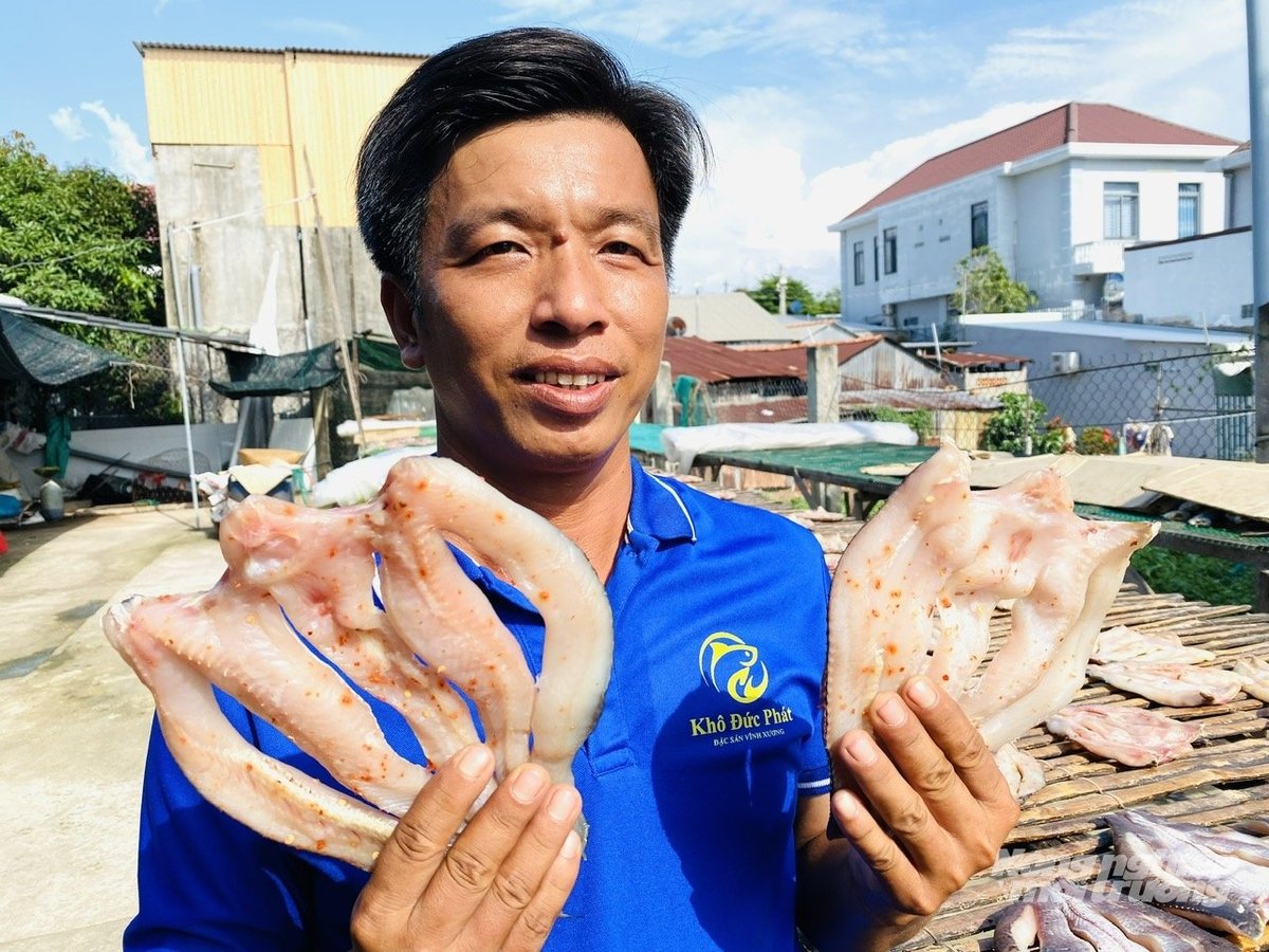 Anh Trần Văn Đức giới thiệu sản phẩm khô cá đạt chứng nhận OCOP 3 sao. Ảnh: Lê Hoàng Vũ. Anh Trần Văn Đức giới thiệu sản phẩm khô cá đạt chứng nhận OCOP 3 sao. Ảnh: Lê Hoàng Vũ.