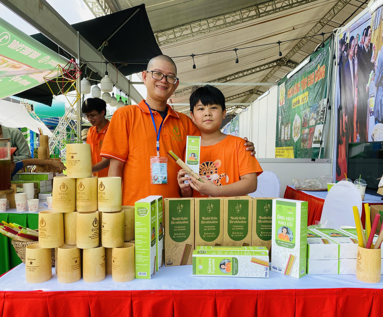 Anh nông dân ‘hô biến’ rau củ thành ống hút thân thiện với môi trường Sản phẩm ống hút Ecos đạt OCOP 5 sao - chinh phục nhiều thị trường khó tính