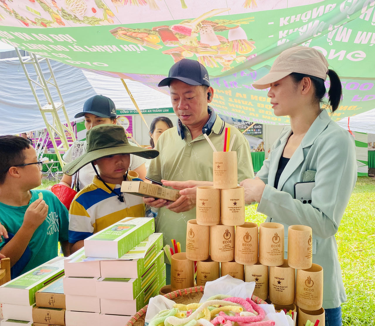 Anh nông dân ‘hô biến’ rau củ thành ống hút thân thiện với môi trường Người tiêu dùng tỏ ra thích thú với sản phẩm độc đáo này.