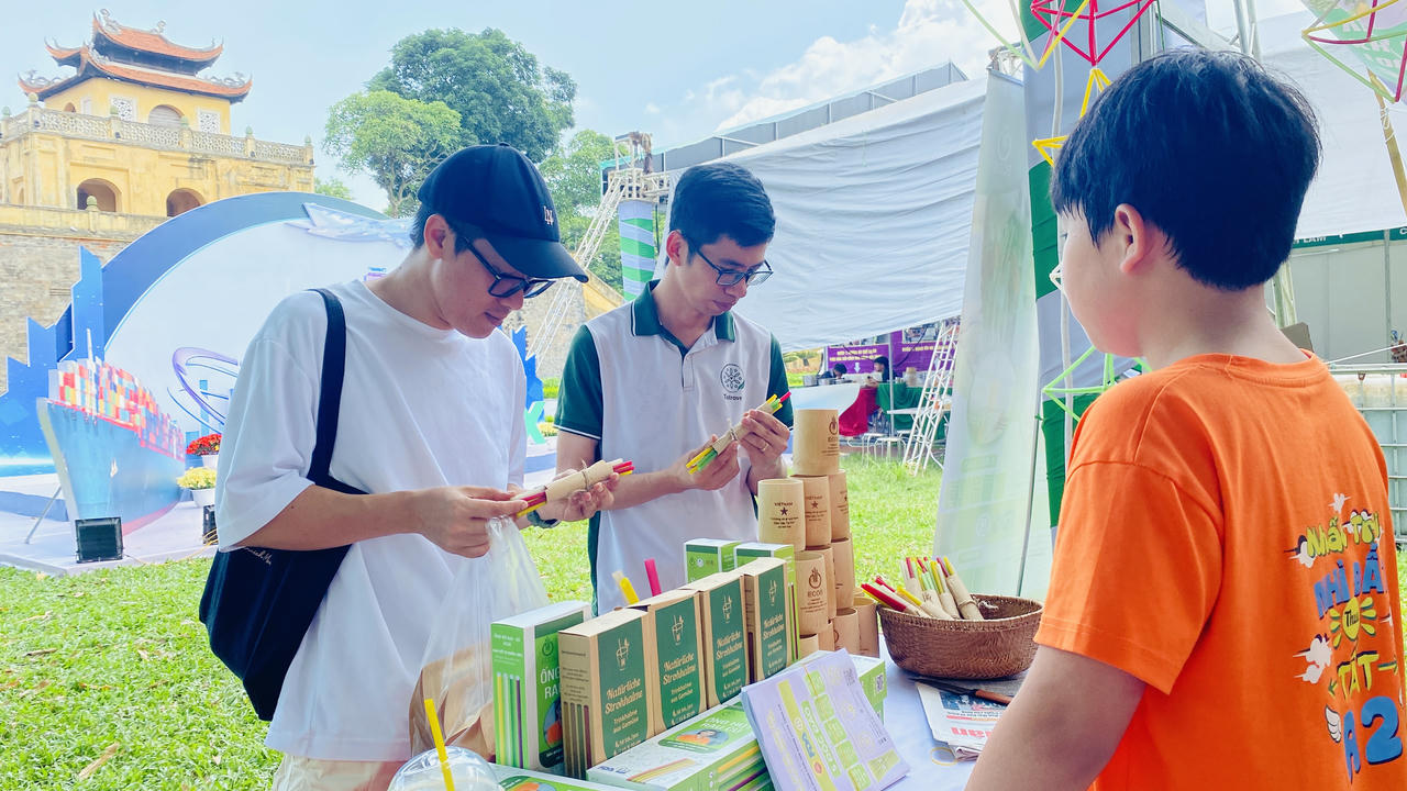 Anh nông dân ‘hô biến’ rau củ thành ống hút thân thiện với môi trường Sản phẩm ống hút Ecos là một trong 6 sản phẩm của Hà Nội đạt 5 sao OCOP Quốc gia và là sản phẩm 5 sao tiêu biểu của cả nước.