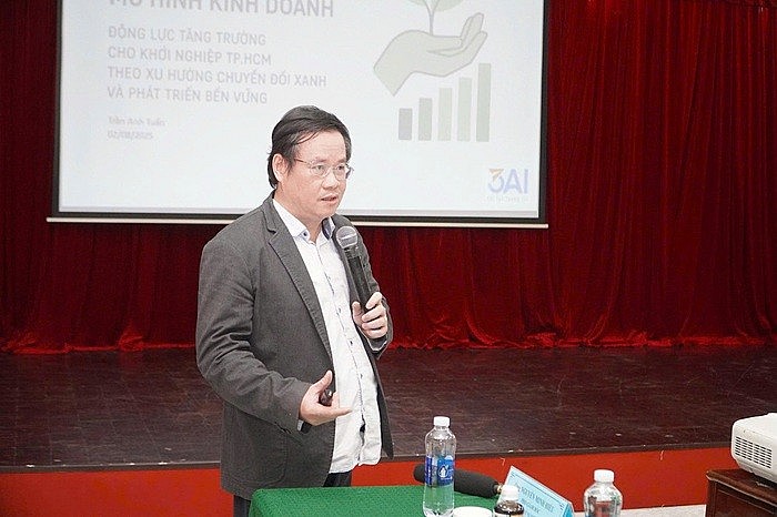 Ông Trần Anh Tuấn, Phó Viện trưởng, Viện Nghiên cứu & Ứng dụng Đổi mới Sáng tạo Doanh nghiệp trao đổi kinh nghiệm, ý tưởng khởi nghiệp cùng các đại biểu tham dự Hội thảo Ông Trần Anh Tuấn, Phó Viện trưởng, Viện Nghiên cứu & Ứng dụng Đổi mới Sáng tạo Doanh nghiệp trao đổi kinh nghiệm, ý tưởng khởi nghiệp cùng các đại biểu tham dự Hội thảo