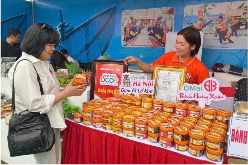 Ô mai Bách Hương Xuân: Từ ô mai truyền thống đến sản phẩm OCOP 4 sao Chị Lệ thường xuyên tham gia những hội chợ, triển lãm, tuần hàng giới thiệu sản phẩm OCOP để đưa thương hiệu ô mai Bách Hương Xuân được nhiều người biết đến.