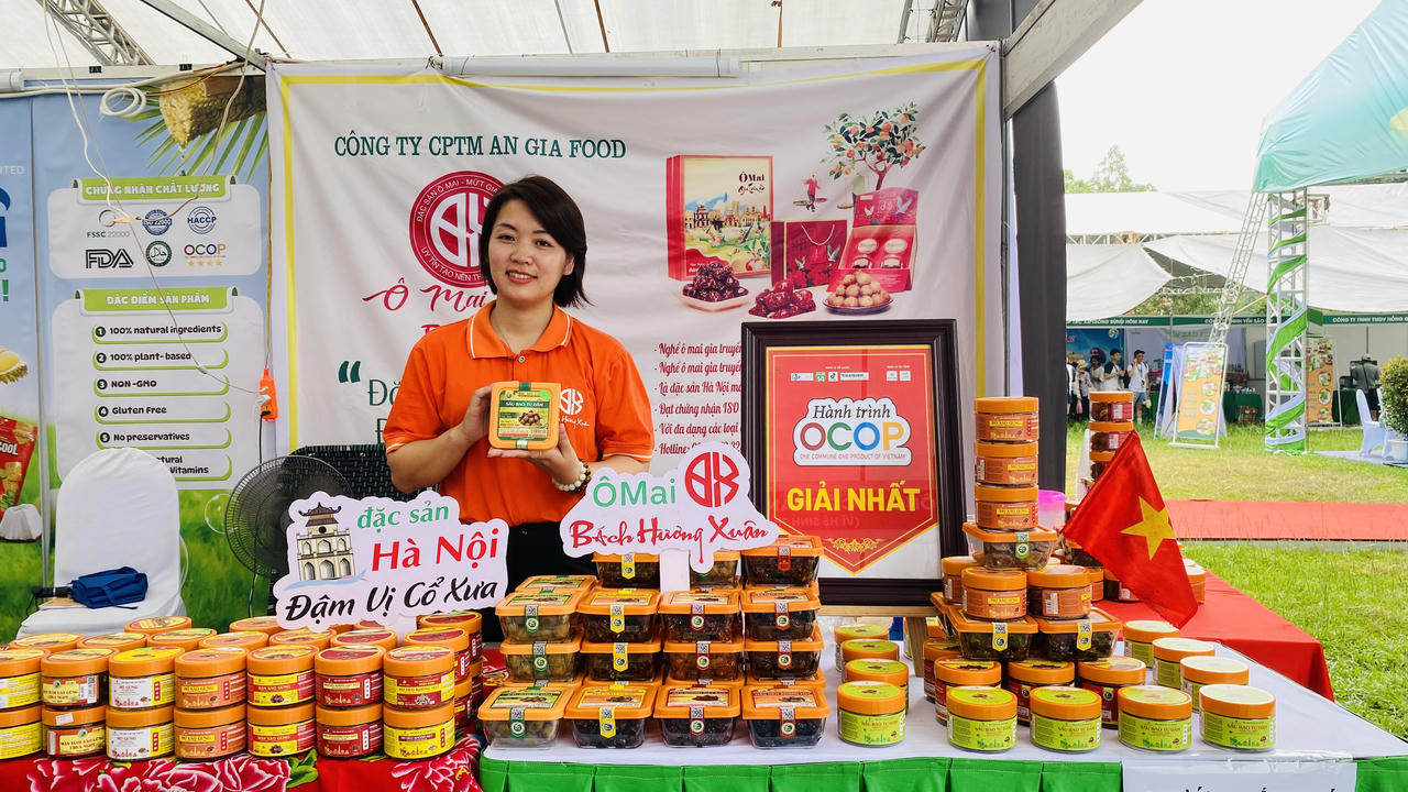 Ô mai Bách Hương Xuân: Từ ô mai truyền thống đến sản phẩm OCOP 4 sao Gian hàng giới thiệu sản phẩm ô mai Bách Hương Xuân tại một hội chợ giới thiệu sản phẩm OCOP.