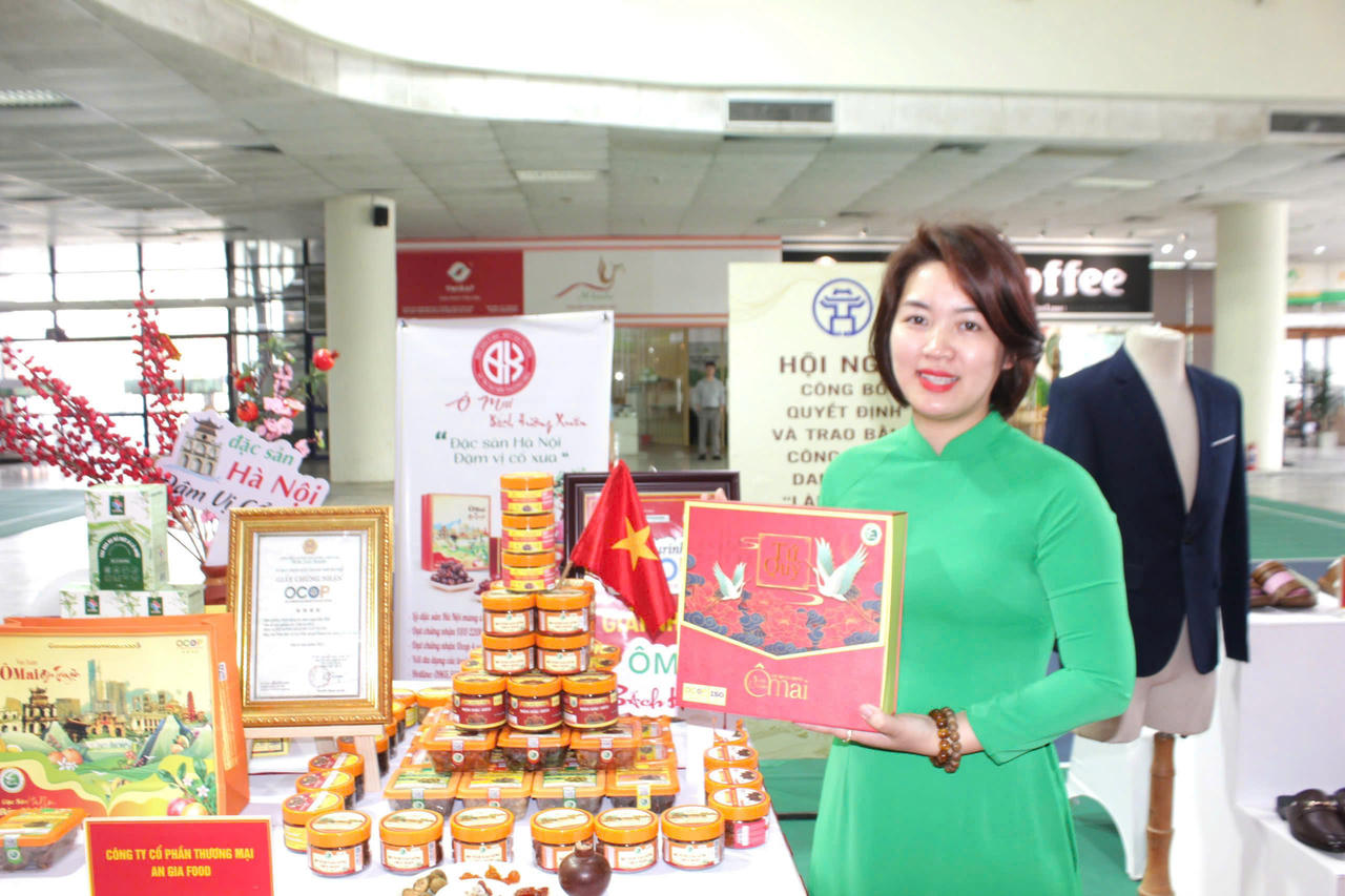 Ô mai Bách Hương Xuân: Từ ô mai truyền thống đến sản phẩm OCOP 4 sao Chị Lệ - chủ thương hiệu ô mai Bách Hương Xuân trong một buổi giới thiệu sản phẩm nông sản.