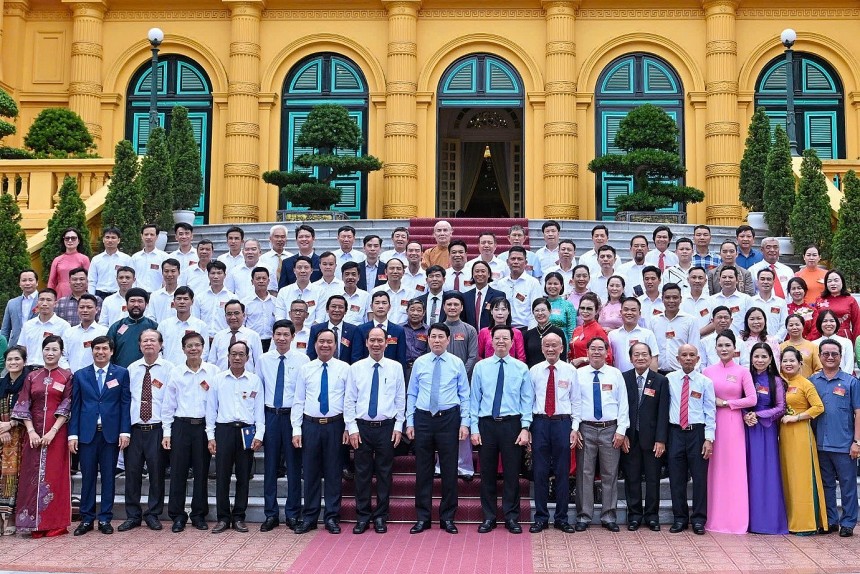 Chủ tịch nước Lương Cường với các nghệ nhân làng nghề tiêu biểu toàn quốc. Ảnh: Thủy Nguyên Chủ tịch nước Lương Cường với các nghệ nhân làng nghề tiêu biểu toàn quốc. Ảnh: Thủy Nguyên